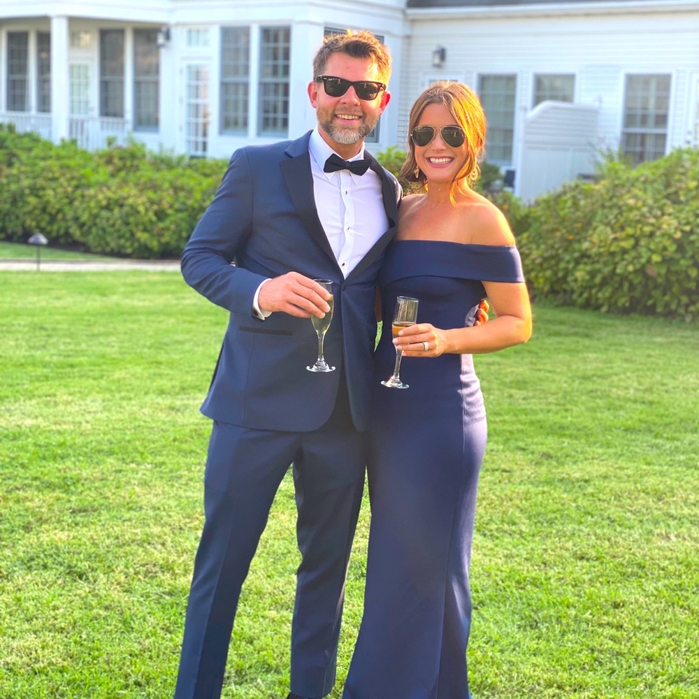 Hi, I’m Brittany! Grab some bubbly & shop my closet!